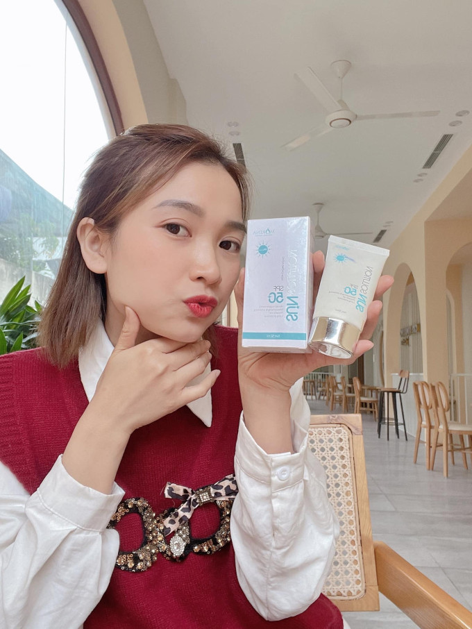 Luôn dùng nước tẩy trang hoặc dầu tẩy trang để làm sạch lớp kem chống nắng, tránh gây bít tắc lỗ chân lông.