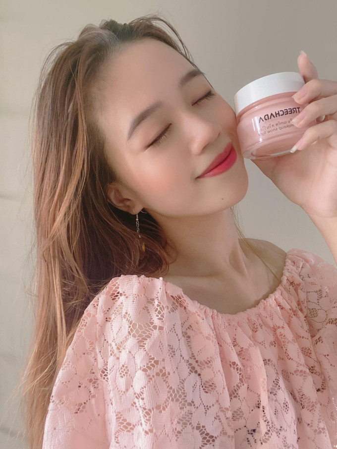 Kết cấu kem mịn, dễ tán, không bị bết dính hay vón cục